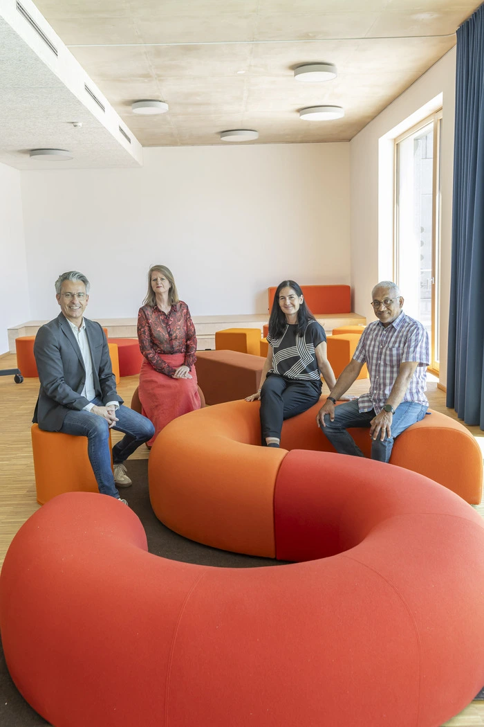 Probesitzen auf ungewöhnlichen Schulmöbeln