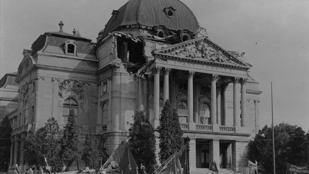 Trotz schwerer Bombentreffer wird das Grazer Opernhaus am 30. Juni 1945 wieder in Betrieb genommen