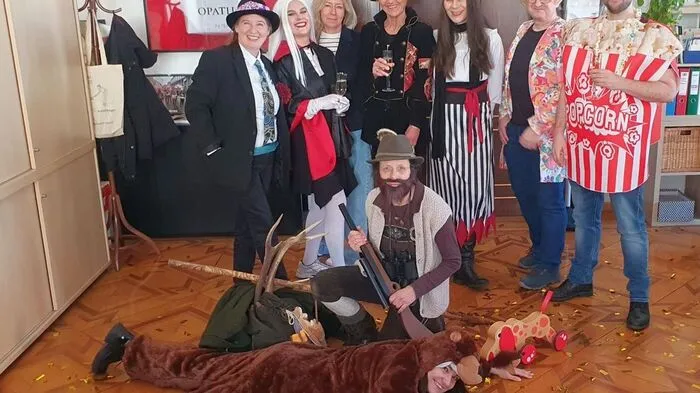 Bunter Faschingsreigen im Büro von Bürgermeisterin Elke Kahr (links)