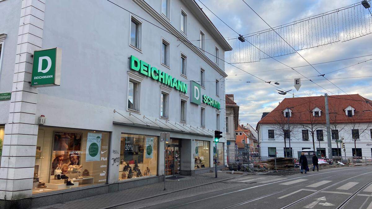 Deichmann sperrt zu - im Hintergrund die neue AV-Servicestelle