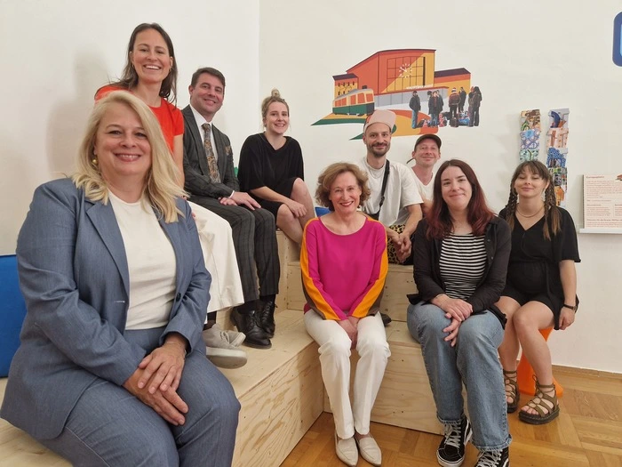 Museumsdirektorin Dienesch (Mitte) mit Stadträtin Unger, den Kuratoren Betz und Bachinger sowie dem Team des Kunstvereins „Roter Keil“ (von links)