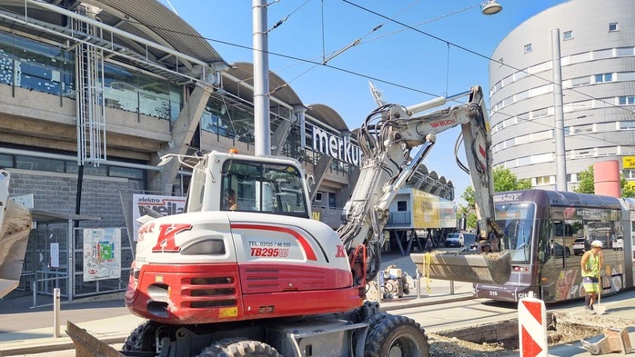 Seit Montagfrüh wird direkt vor dem Stadion gegraben