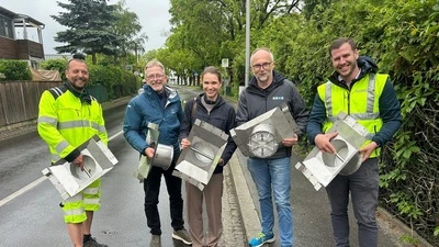 Markus Red (Holding Graz), Cliver Klintholm und Lisa Gawes (ZikaSeal) – Erwin Wieser (Gesundheitsamt Graz) – Christopher Krinner (Holding Graz) mit den ZikaSeal-Verschlüssen, die in Kanalschächte eingebaut werden