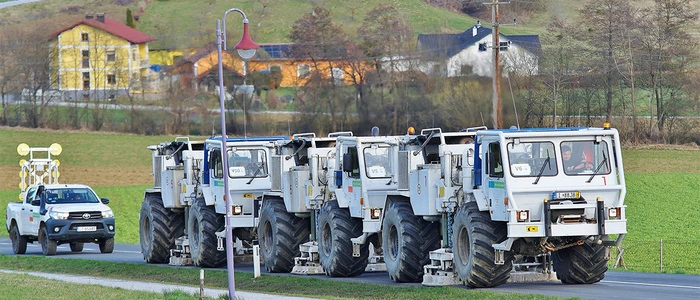 Spezial-Trucks auf der Suche nach heißem Wasser in der Erde