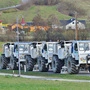 Spezial-Trucks auf der Suche nach heißem Wasser in der Erde