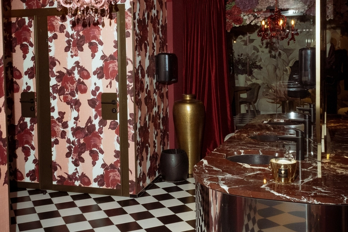 ... die Toilette! Die neuen WC-Anlagen der Bar bestechen durch ganz besonders opulentes Interior-Design. Spiegel, die bewusst mit Perspektiven spielen, bunte Tapeten, strukturierte Oberflächen sowie ein raffiniertes, warmes Lichtkonzept machten deutlich, dass hier keineswegs ein gewöhnlicher Sanitärbereich eröffnet wurde. 