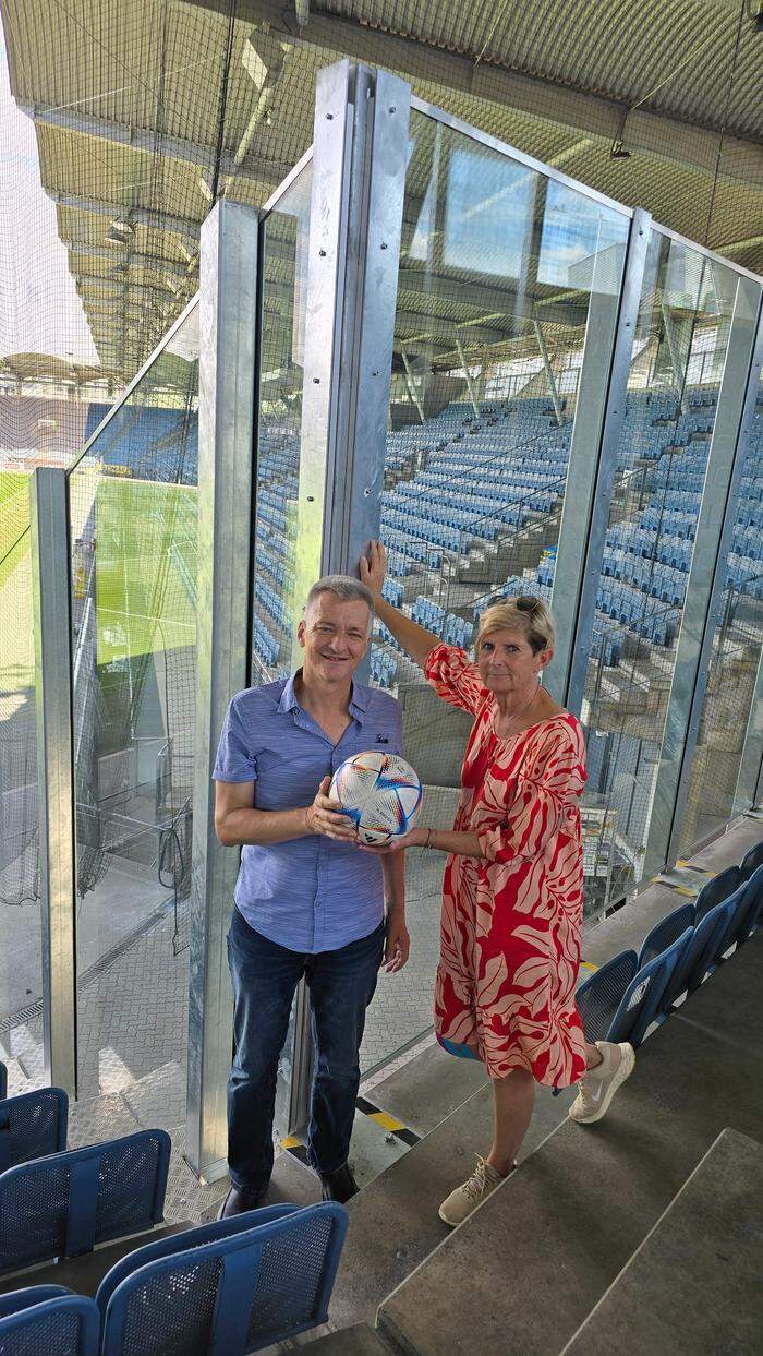 Stadtrat Manfred Eber mit Barbara Muhr, Geschäftsführerin des Stadionmanagements, vor den neuen Glaswänden