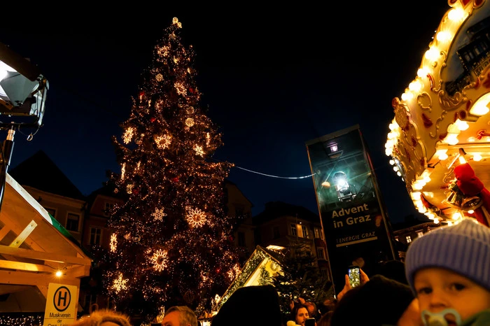 Samstagabend (29.11.) leuchteten zum ersten Mal die Lichter am großen Christbaum vor dem Grazer Rathaus.
