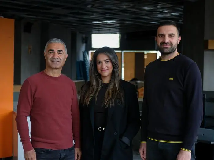 Bereiten gerade die Neueröffnung vor: Ishak Ceylan, seine Tochter Zelal Ceylan und Engin Karabacak (von links)