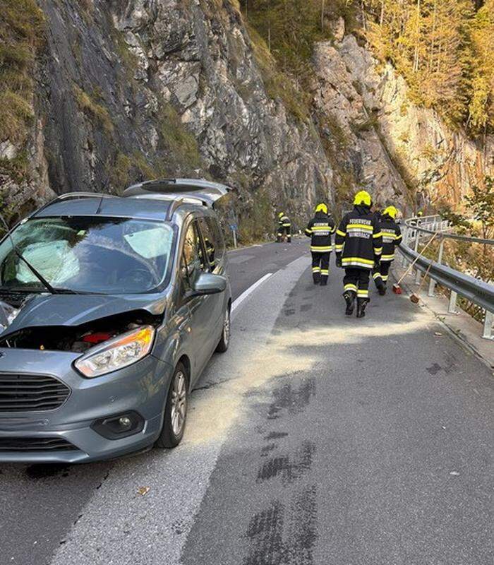 Der Feuerwehrtrupp musste Öl binden und die Unfallstelle absichern