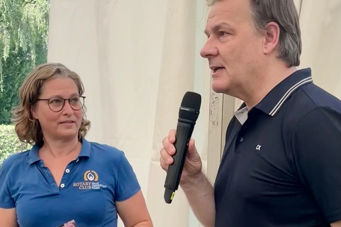 Vor der Preisverleihung sprach Golli Marboe, Initiator der „Mental Health Days“ über das Projekt, das mit dem Erlös des 11. Entenrennens unterstützt wird: „Mental Health Days“ macht Schulen auf die Bedeutung psychischer Gesundheit aufmerksam.