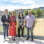 Auf einer Schulterrasse mit Blick auf die Sport- und Grünflächen: Bildungsstadtrat Kurt Hohensinner, Schulleiterin Sigrid Carbonare-Godina, Heike Schütz-Krammer von der Abteilung für Bildung und Integration der Stadt Graz, Bau- und Projektleiter Amir Istfanous von der GBG 