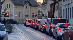 Die neue Ampel an der Kreuzung Moserhof-/Petersgasse sorgt für Stau