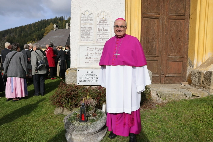 Bischof Krautwaschl vor dem Grabstein der Eltern und der Geschwister Engelbert Kollands