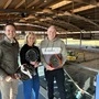 Frohnleitens Bürgermeister Johannes Wagner mit Dawn und Nigel Foxhall auf der Baustelle in der neuen Ballsporthalle Frohnleiten