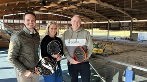 Frohnleitens Bürgermeister Johannes Wagner mit Dawn und Nigel Foxhall auf der Baustelle in der neuen Ballsporthalle Frohnleiten