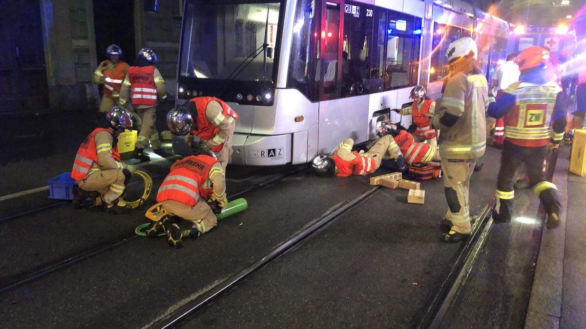 Schwieriger Einsatz in der Conrad-von-Hötzendorf-Straße: Feuerwehrleute mussten mit Hebekissen die tonnenschwere Tram anheben, um Siebenjährigen befreien zu können