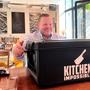Richard Rauch mit der berühmten schwarzen Box: Darin befinden sich die Gerichte, der er aus dem Stand nachkochen muss