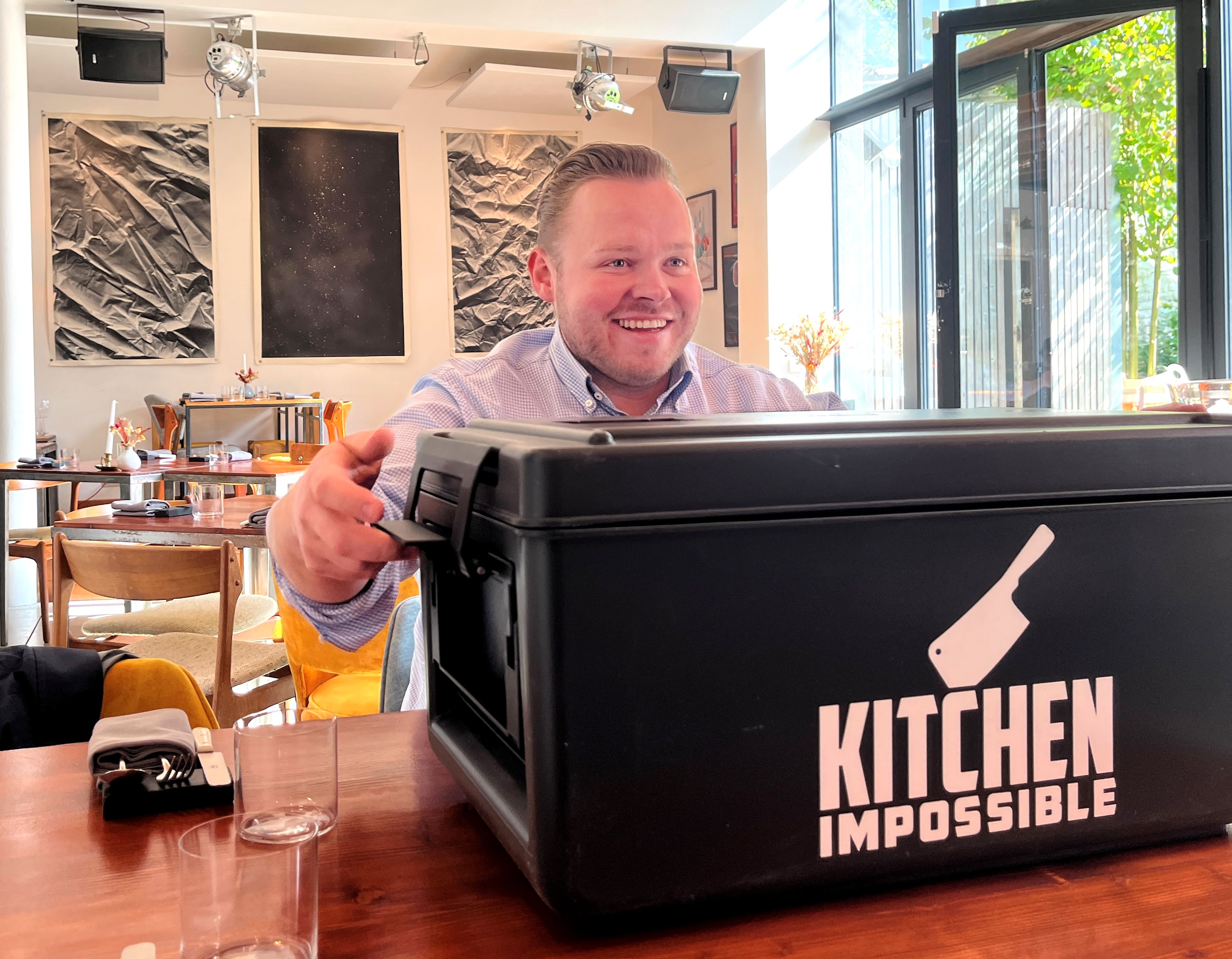 Richard Rauch mit der berühmten schwarzen Box: Darin befinden sich die Gerichte, der er aus dem Stand nachkochen muss