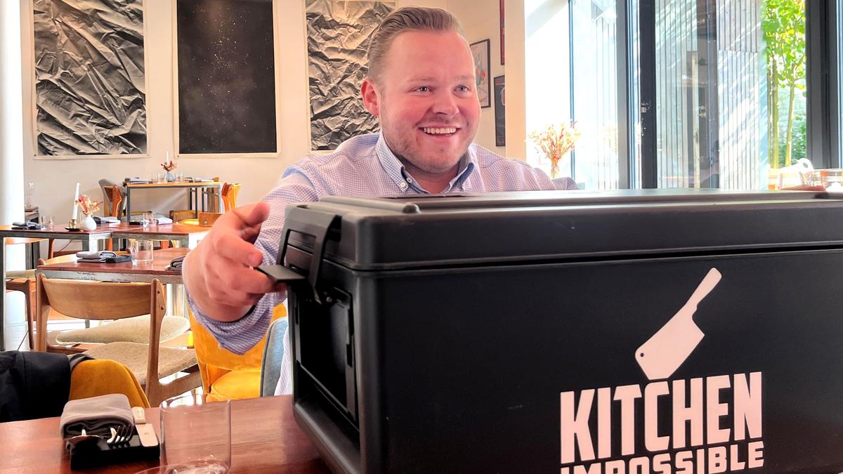 Richard Rauch mit der berühmten schwarzen Box: Darin befinden sich die Gerichte, der er aus dem Stand nachkochen muss