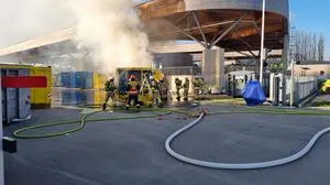 Die Berufsfeuerwehr Graz muss in der Sturzgasse regelmäßig Brände löschen, die von falsch entsorgten Batterien und Akkus verursacht werden