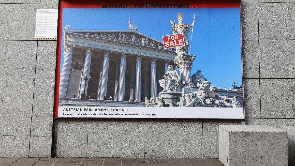 Markus Wilfling, Austrian Parliament: For Sale am Schloßbergplatz, 
Teil des Projekts „Demokratien in Gefahr“ vom Verein Xenos und dem Institut für Kunst im öffentlichen Raum Steiermark 
 