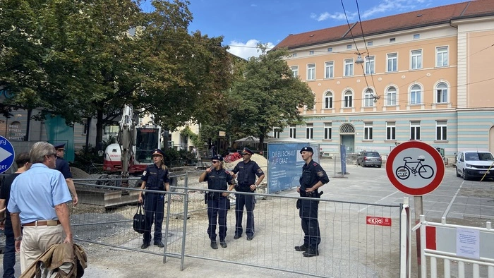 Der Tummelplatz in Graz war für rund eine halbe Stunde polizeilich abgesperrt, erst nach der Entwarnung konnte man wieder durch