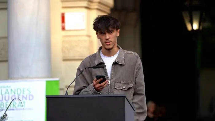 Kenan trauerte auf der Bühne um seine 15-jährige Schwester: „Kaum zu fassen, dass man ein Mädchen, welches so lebensfroh war, so früh verlieren muss“