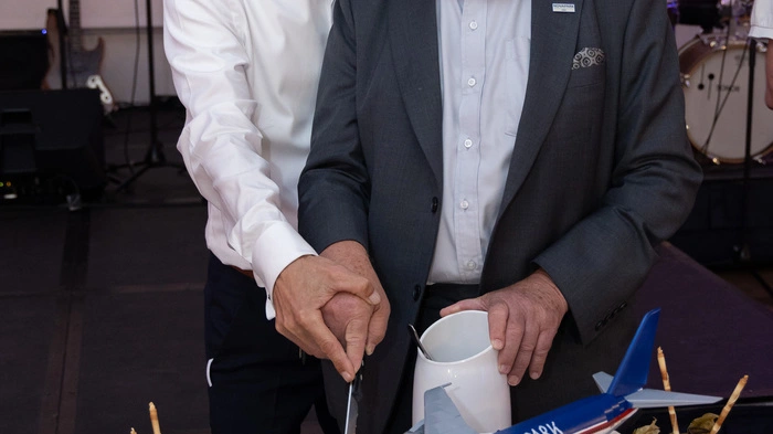 Vor 30 Jahren hat Helmut Neukam, hier mit Josef Röck, das Novapark gegründet, jetzt feierte man den 30er - samt Torte in Flughafen-Hotel-Form