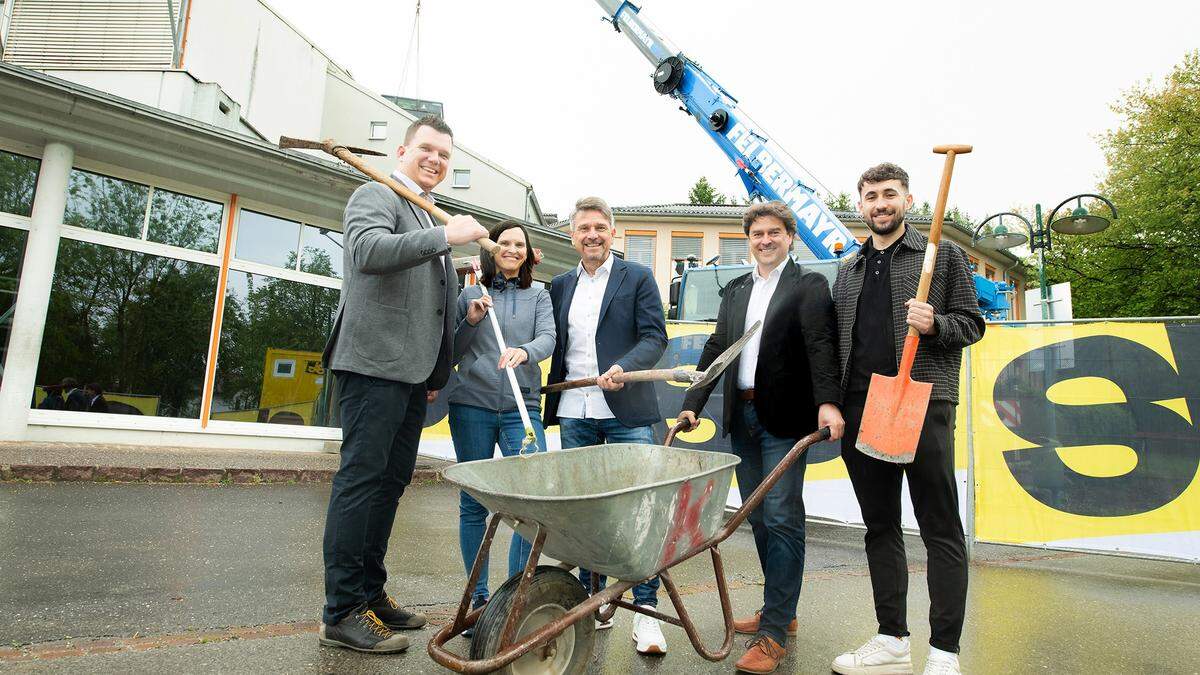 Riesenprojekt für fast 550 Kinder und Jugendliche: Diese Woche startet der Umbau zur Schulerweiterung in Hitzendorf. Am Foto: Bürgermeister Thomas Gschier, VS-Direktorin Sabine Mausser, MS-/PTS-Direktor Bernhard Christian, Planer Josef Schriebl, Bauleiter Matthias Repic (v.l.n.r.)