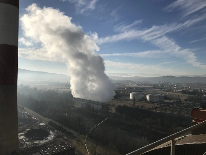 Am Kühlturm der Anlage in Mellach steigen Dampfschwaden auf
