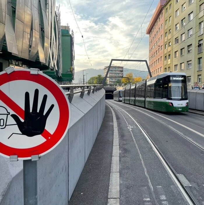 Montag um kurz nach 17 Uhr: Wegen eines Polizeieinsatz stehen die Bims beim Tunnel vorübergehend still