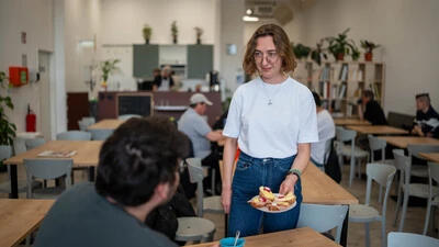 Die Bahnhofsmission am Grazer Hauptbahnhof: Auch hier packen Ehrenamtliche mit an