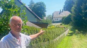 Anrainer Thomas Dobrovnik zeigt auf das alte Gasthaus und den schmalen Feldweg