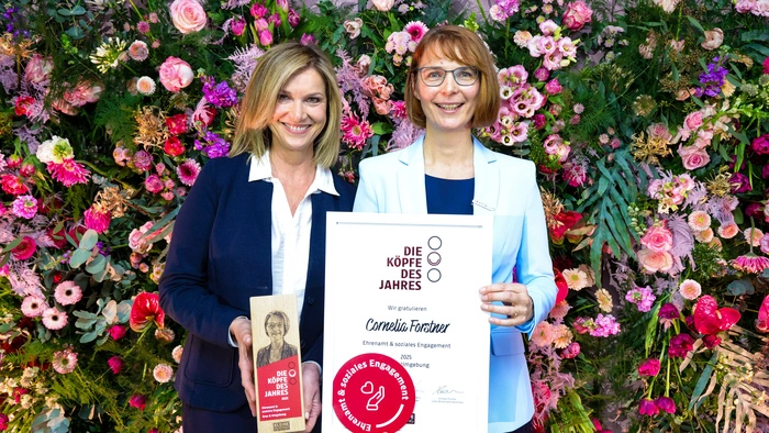 Kopf des Jahres in der Kategorie Ehrenamt und Soziales Engagement: die Leiterin des Kriseninterventionsteams Cornelia Forstner - im Bild mit Sponsorvertreterin Alexandra Hörmann von der AK, die die Auszeichnung überreichte.