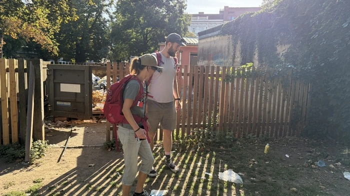 Die beiden Streetworker durchsuchen den Boden im Volksgarten nach Konsumutensilien.