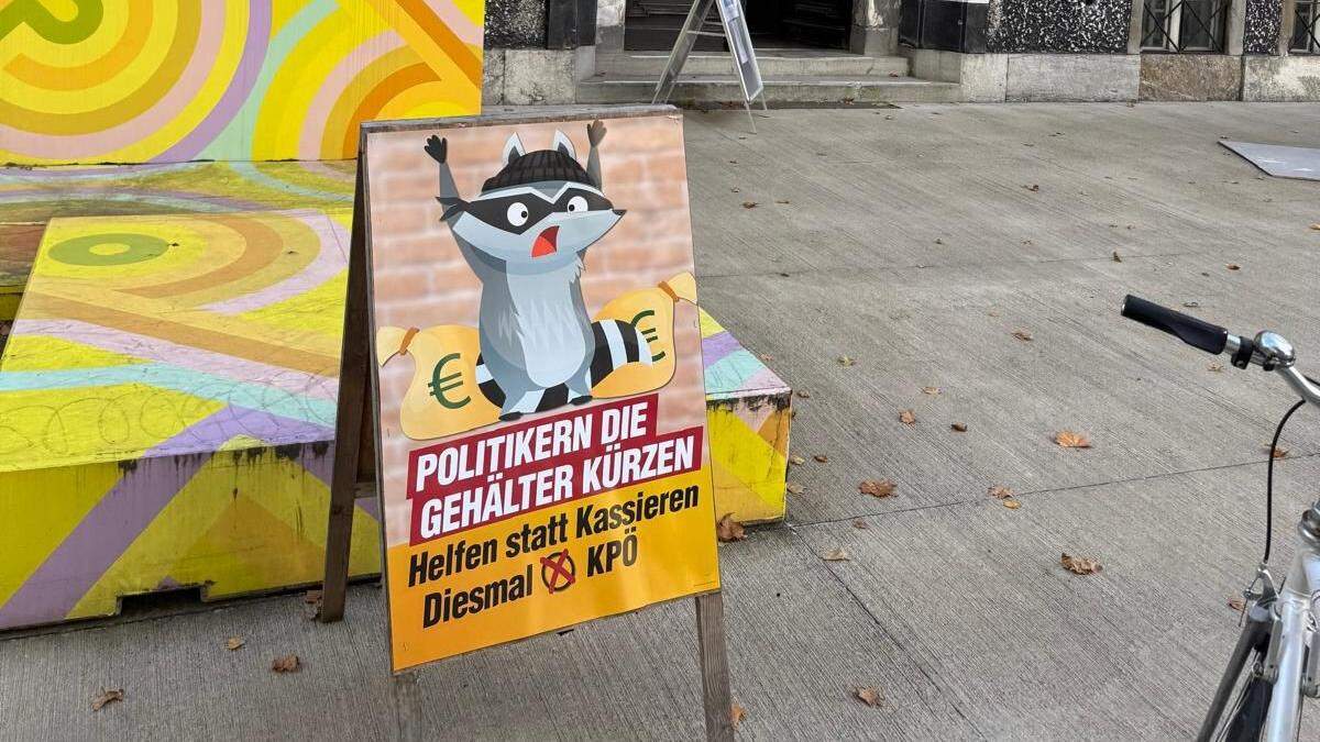 KPÖ-Wahlplakat vor einem Grazer Wahllokal