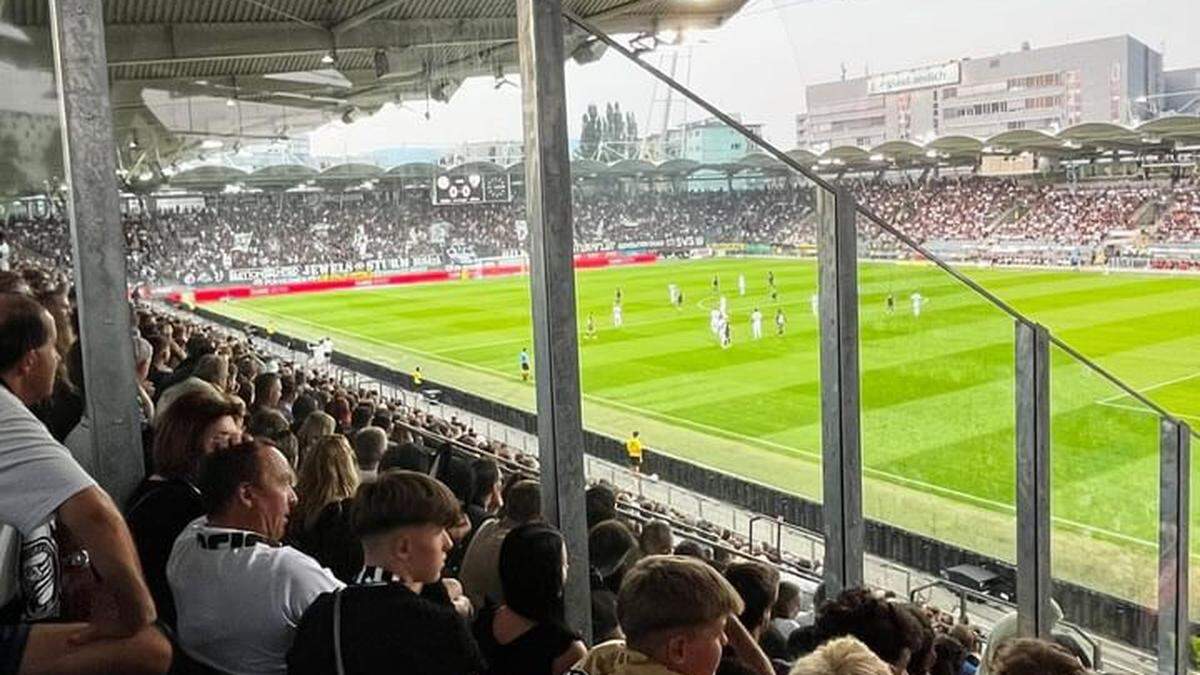 Die Trennwände aus Glas stoßen bei Fans auf wenig Gegenliebe