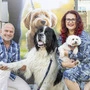 KFG-Tierschutzstadträtin Claudia Schönbacher mit Veterinärmanager Klaus Hejny und den beiden Hunden „Nemo“ (der große) und „Lilly“ (die kleine weiße)