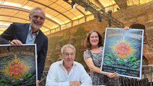 Nick Mason mit Kulturstadtrat Günter Riegler und Bürgermeisterin Elke Kahr