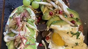 Veganes Avocadobrot und Avocado-Pilz-Brot mit Haselnusscrunch und pochiertem Ei im Baradeis