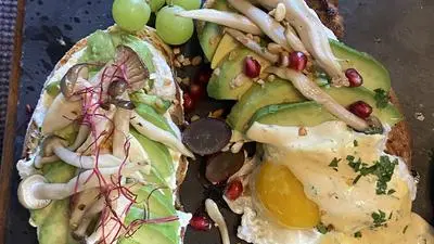 Veganes Avocadobrot und Avocado-Pilz-Brot mit Haselnusscrunch und pochiertem Ei im Baradeis