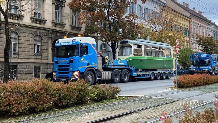 Huckepack und mit Begleitschutz wird...