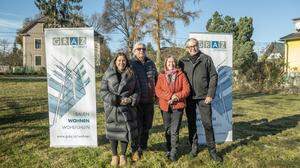 Bei der Vorstellung des Projekts am Bauplatz in der Adlergasse: Claudia Heritsch (von der ausführenden Baugesellschaft Lederer-Grabner), Architekt Hansjörg Tschom, Bürgermeisterin Elke Kahr, Wohnen-Graz-Geschäftsführer Gerhard Uhlmann 