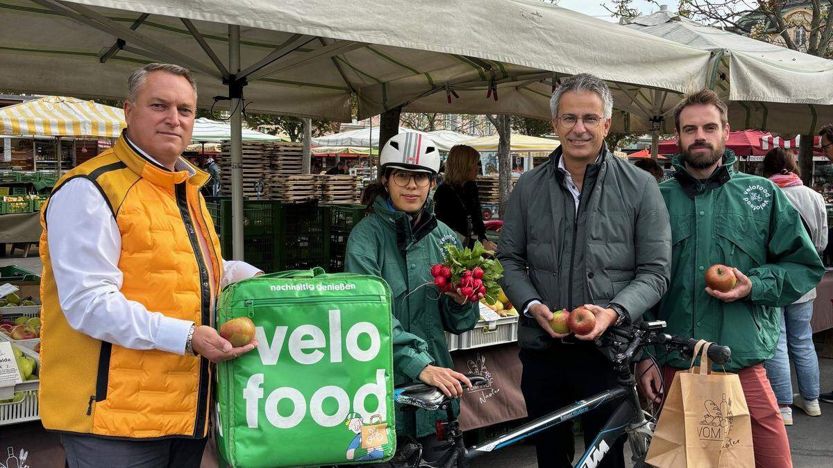 Marktsprecher Robert Daum, Velofood-Kurierin, Stadtrat Kurt Hohensinner, Josh Follak von Velofood