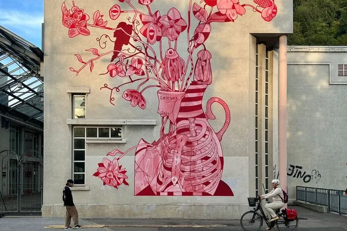Auf der Mur-Seite hat der in Wien lebende visuelle Künstler David Leitner ein Wandbild gestaltet