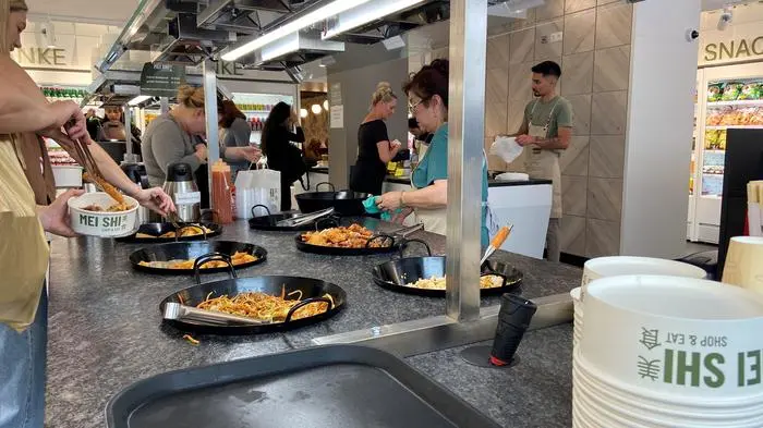 Wokbuffet bei MeiShi in der Herrengasse: Hier befüllt man sich seine Bowls selbst