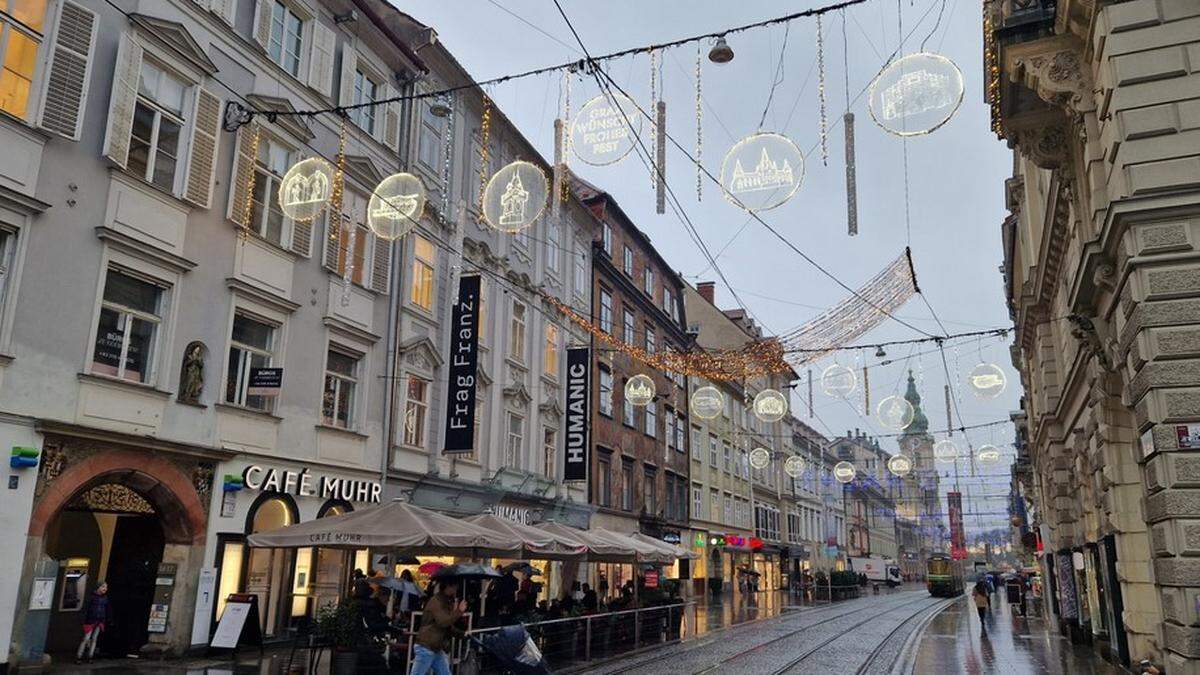 Dienstagvormittag: Hoch über der Herrengasse strahlt die Weihnachtsbeleuchtung