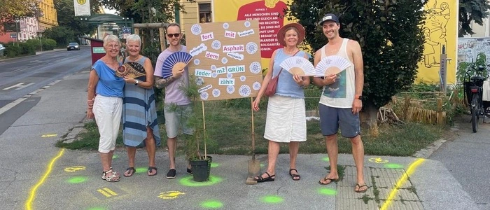 Die Mitglieder der Nachbarschaftsinitiative markierten kleine Flächen, die aus ihrer Sicht ohne Einschränkung für Verkehrsteilnehmer entsiegelt werden könnten