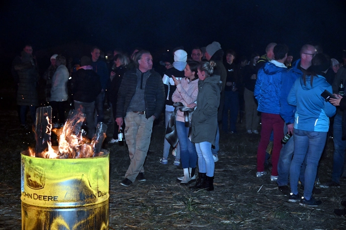 Hunderte folgten dem Aufruf und genossen gemeinsam mit Familie und Freunden den Abend. 